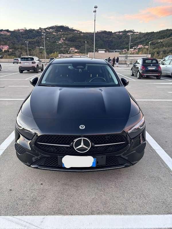 Käytetty Mercedes A180 Premium 116 HP (85 kW) 2023 Musta Sedan
