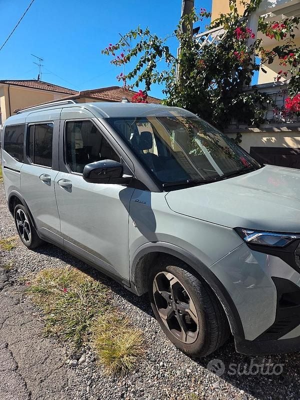 Usata Ford Courier 2024 Verde Monovolume