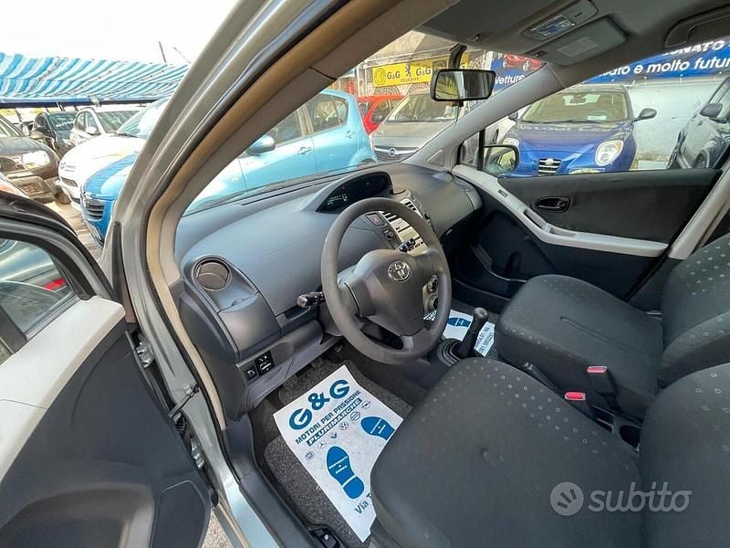 Usata Toyota Yaris Sol 87 CV (63 kW) 2006 Grigio Berlina