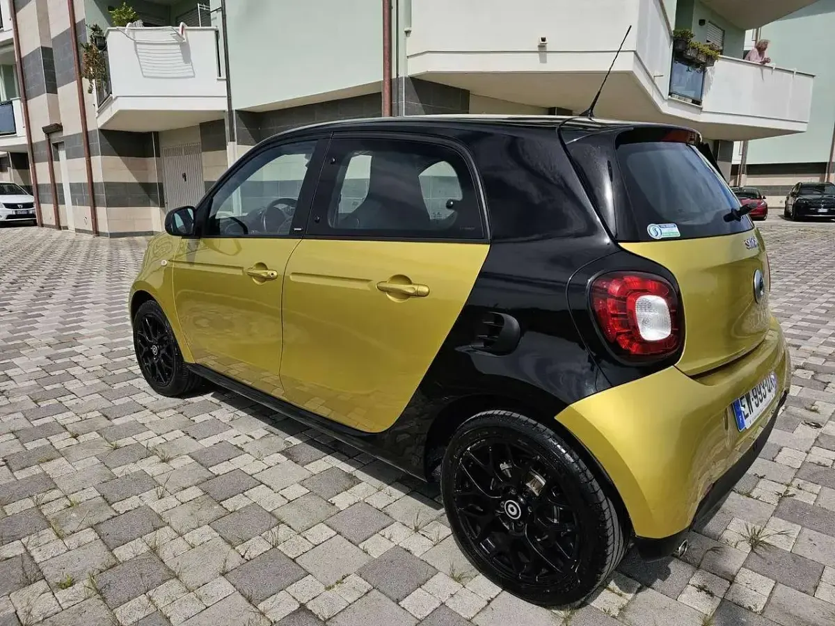 Usata Smart ForFour Passion 90 CV (66 kW) 2018 Oro Utilitaria