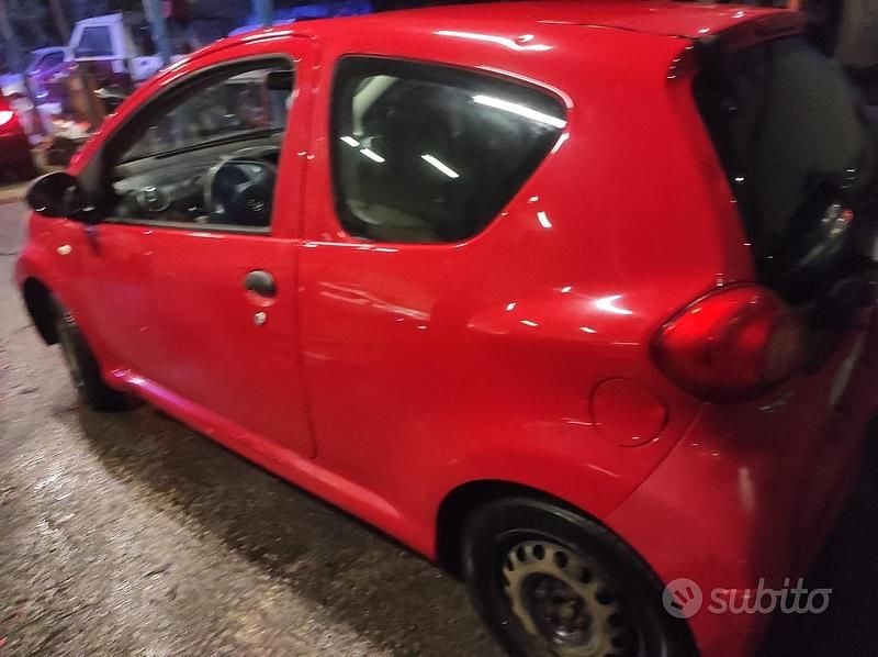 Usata Toyota Aygo 67 CV (49 kW) 2008 Giallo Utilitaria