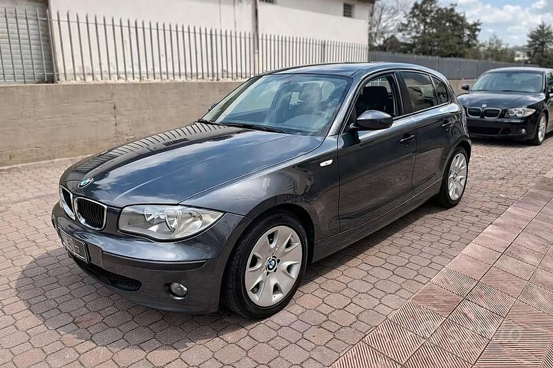 Usata BMW 118 122 CV (89 kW) 2006 Grigio Utilitaria