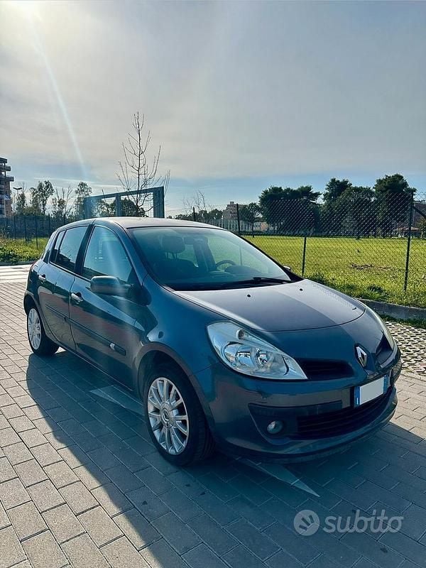 Grigio Usata 2009 Renault Clio II Utilitaria | 3600 € (Buon prezzo) - Immagine 1/4