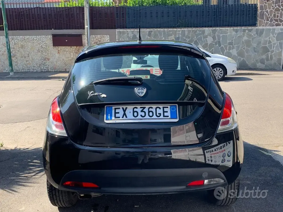 Usata Lancia Ypsilon 69 CV (50 kW) 2014 Nero Utilitaria