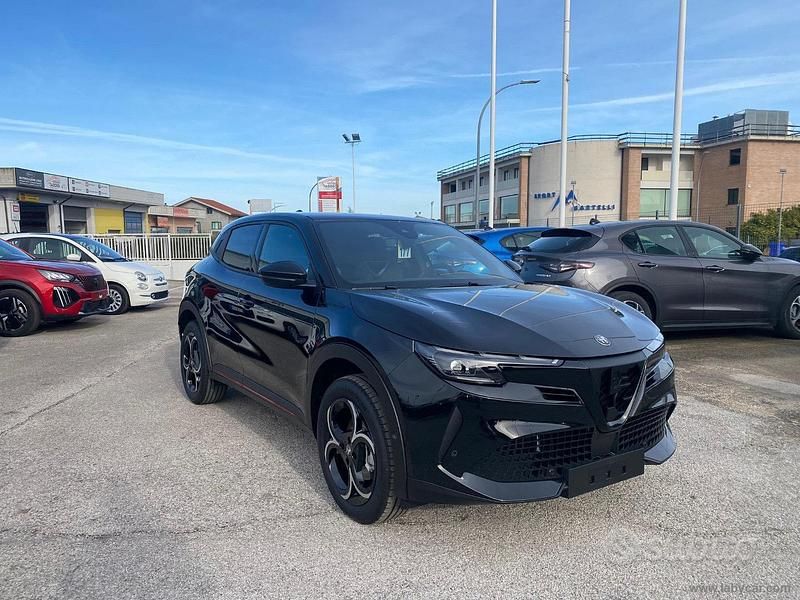 Nuova Alfa Romeo GT Junior Edizione Speciale 145 CV (106 kW) 2025 Nero SUV