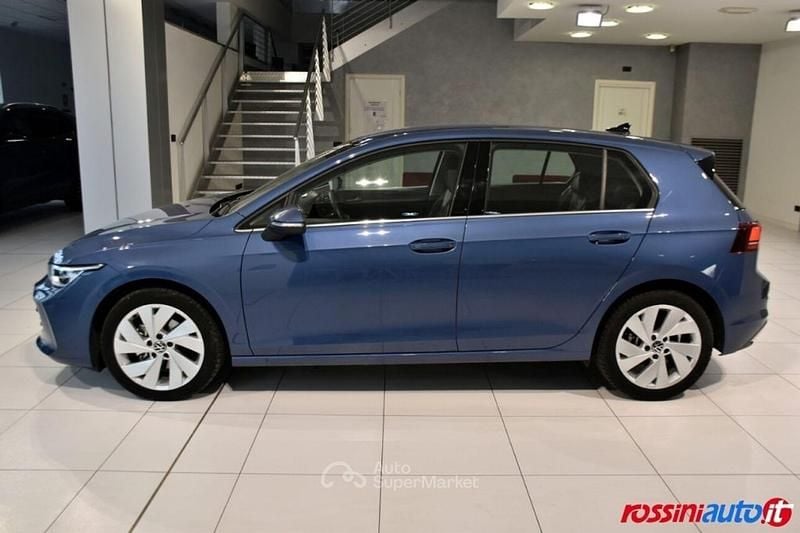 Usata VW Golf VIII Style 150 CV (110 kW) 2025 Anemone blu Berlina