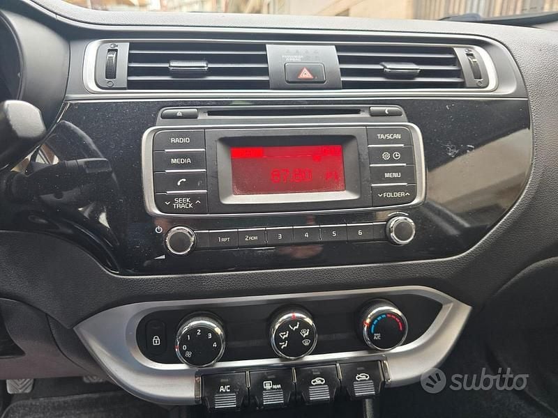 Usado Kia Rio 90 HP (66 kW) 2015 Branco Sedan