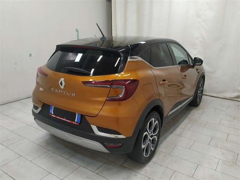 Usata Renault Captur Intens 101 CV (74 kW) 2022 Arancione SUV