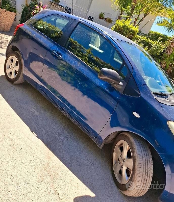 Usata Toyota Yaris 68 CV (50 kW) 2006 Blu Utilitaria