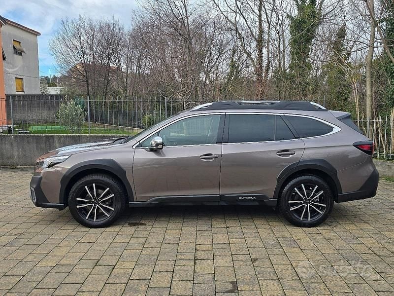 Usata Subaru Outback Premium 169 CV (124 kW) 2023 Marrone Station wagon