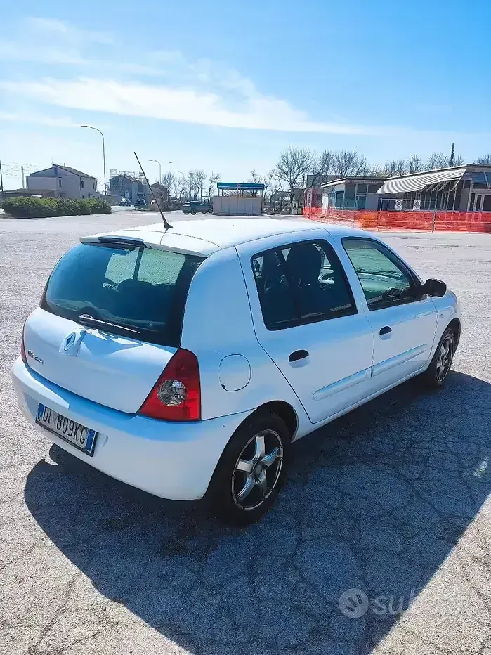 Usata Renault Clio II 58 CV (42 kW) 2007 Bianco Berlina
