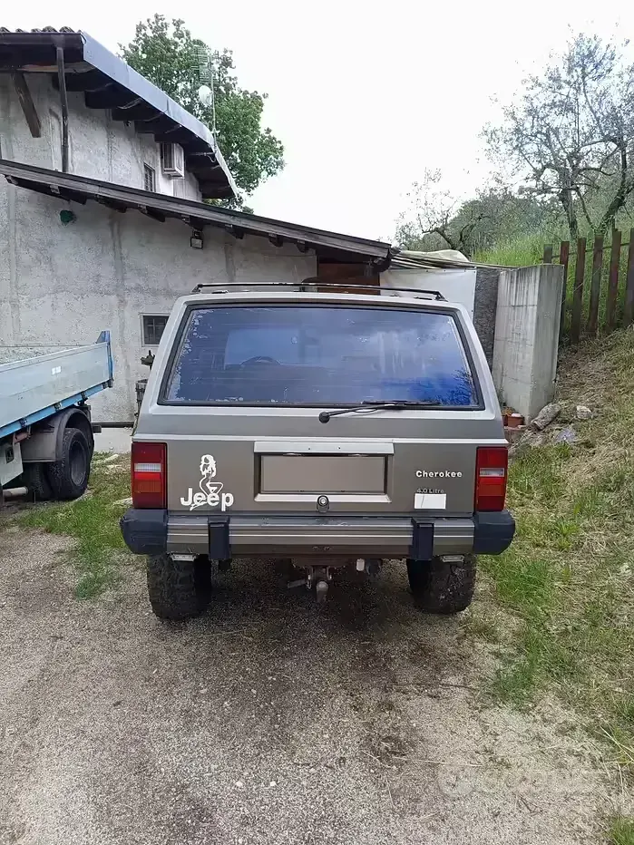 Usata Jeep Cherokee 174 CV (127 kW) 1989 Grigio SUV