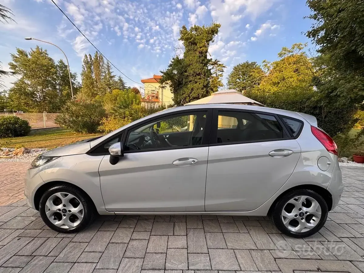 Usata Ford Fiesta 71 CV (52 kW) 2012 Grigio Berlina