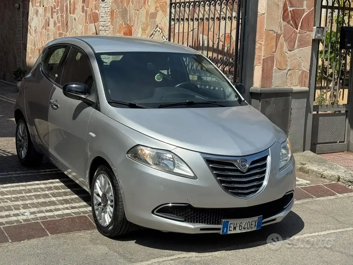 Usata Lancia Ypsilon Silver 69 CV (50 kW) 2014 Grigio Utilitaria