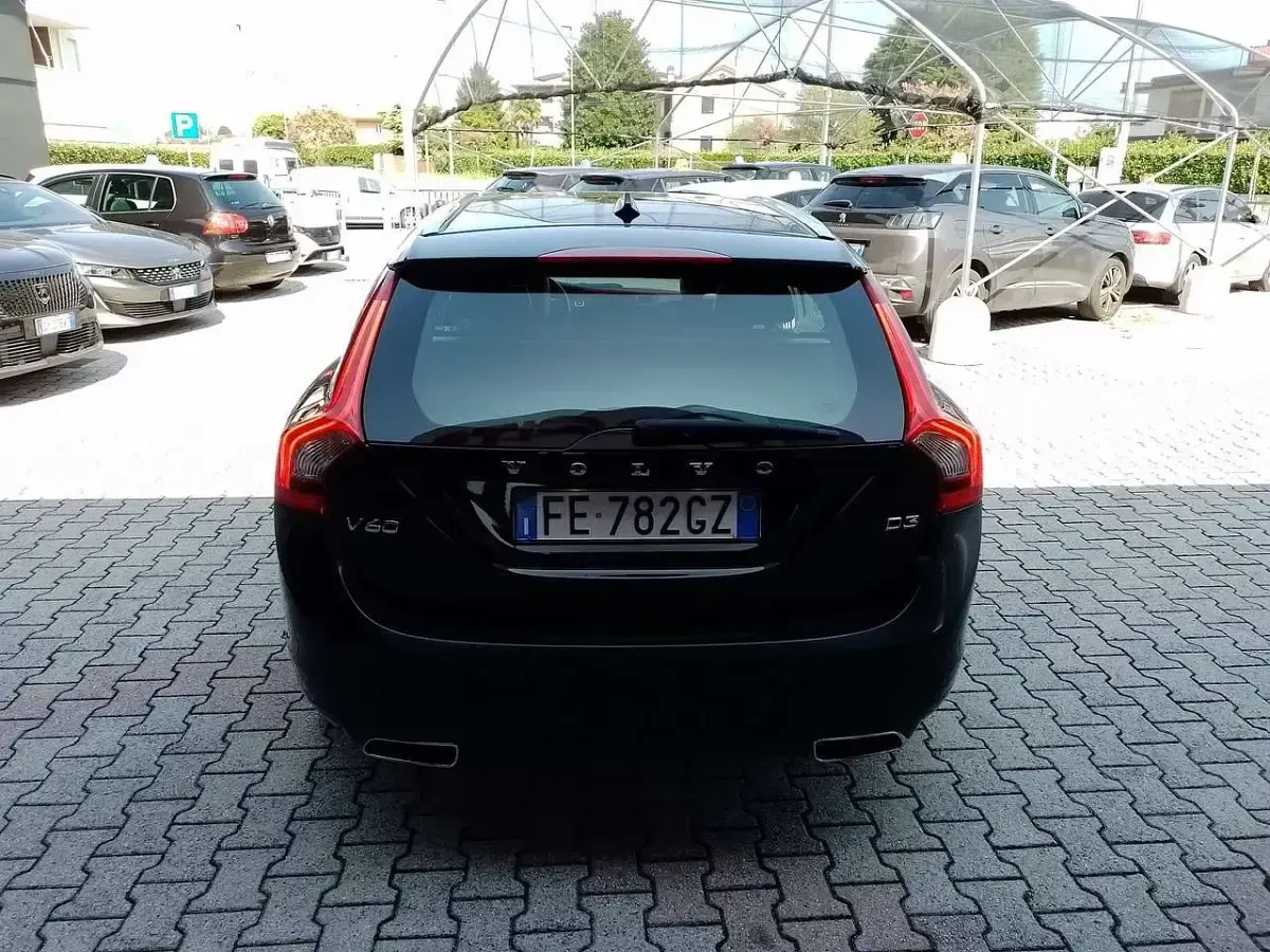 Usata Volvo V60 Ocean Race 150 CV (110 kW) 2016 Nero Station wagon