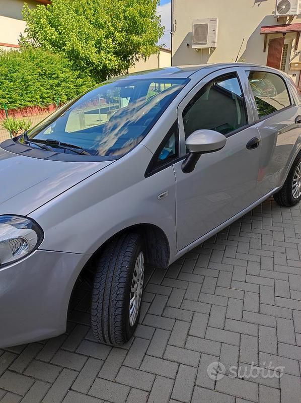 Grigio Usata 2015 Fiat Punto Evo Due volumi | 5500 € (Cara) - Immagine 1/4