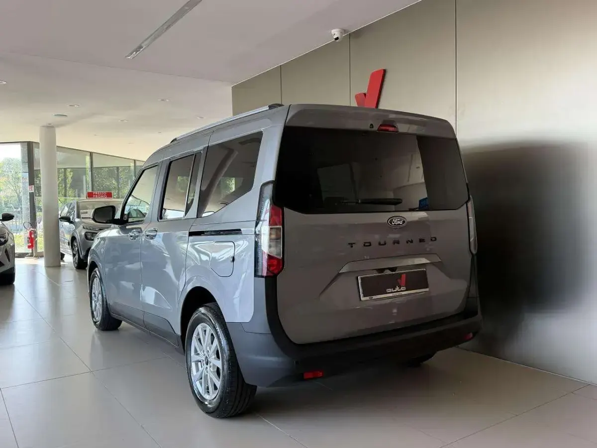 Usata Ford Tourneo Courier Titanium 125 CV (91 kW) 2025 Argento Monovolume