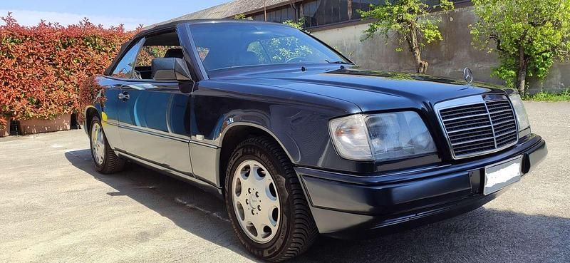 Usata Mercedes E200 136 CV (100 kW) 1996 Nero Cabrio