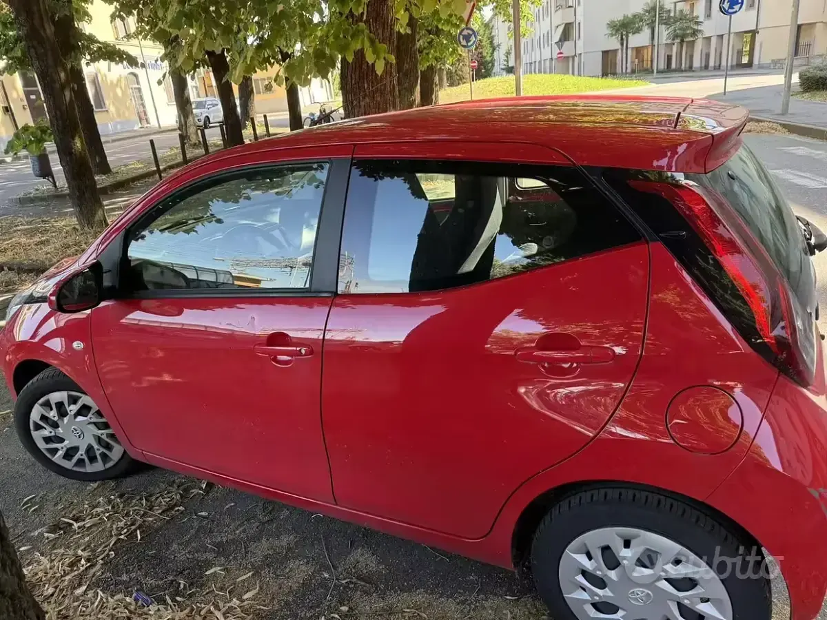 Usata Toyota Aygo Connect Style 72 CV (52 kW) 2020 Rosso Utilitaria
