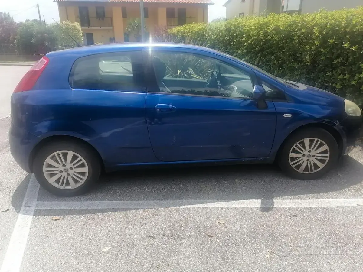 Usata Fiat Grande Punto Emotion 90 CV (66 kW) 2006 Bluazzurro Utilitaria