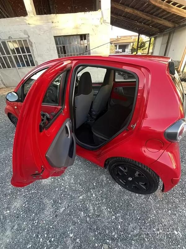 Usata Toyota Aygo 68 CV (50 kW) 2011 Rosso Utilitaria