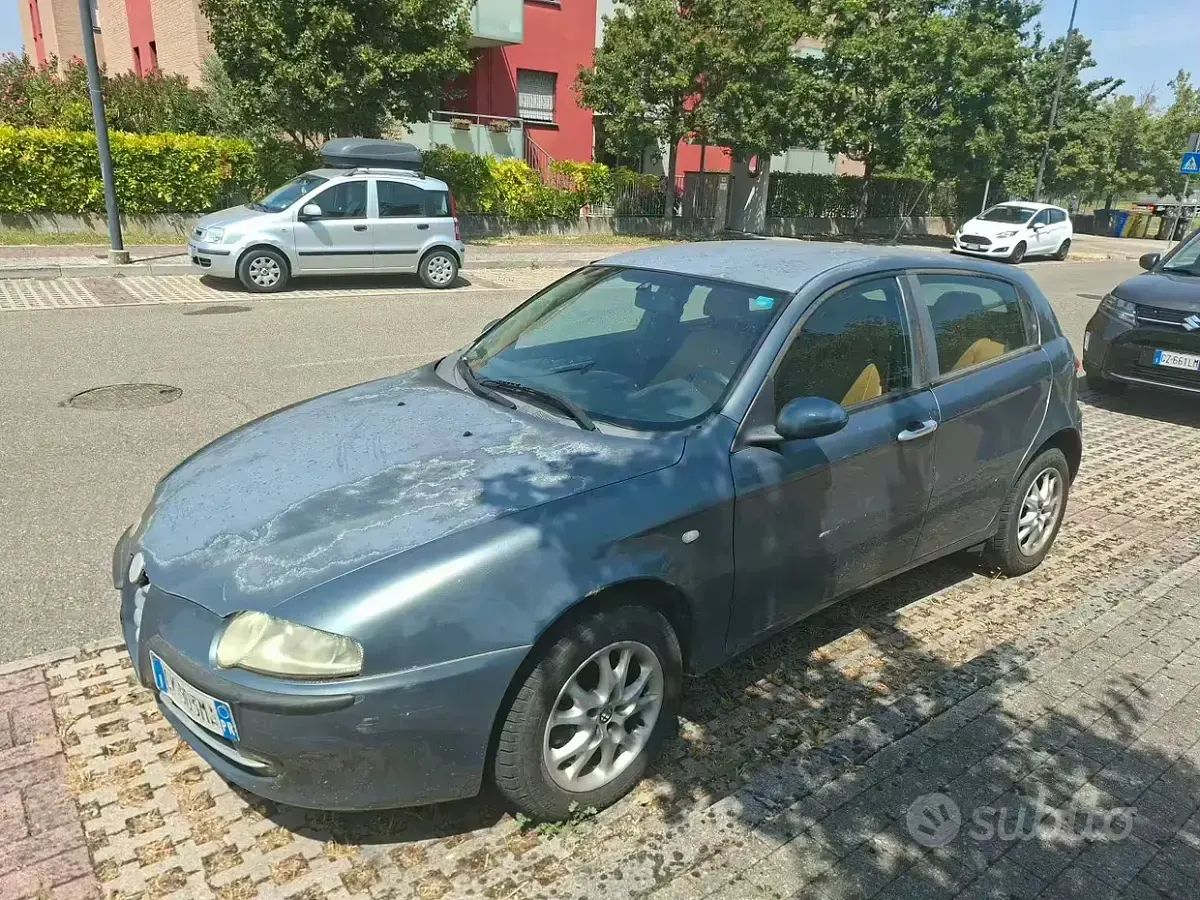 Usata Alfa Romeo 147 116 CV (85 kW) 2003 Grigio Utilitaria