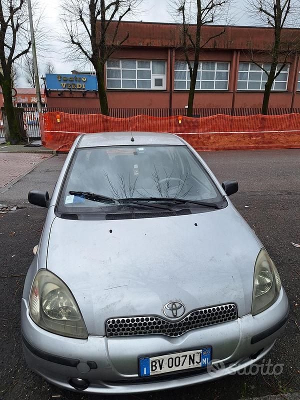 Grigio Usata 2001 Toyota Yaris Due volumi | 1500 € (Ottimo prezzo) - Immagine 1/4
