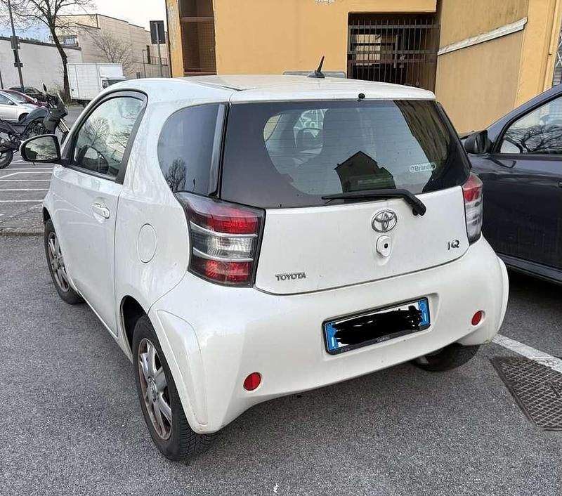 Usata Toyota iQ Active 98 CV (72 kW) 2012 Bianco Utilitaria