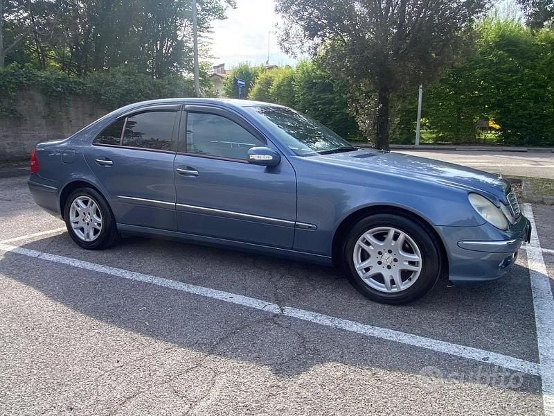 Usata Mercedes E270 Elegance 176 CV (129 kW) 2003 Blu Berlina