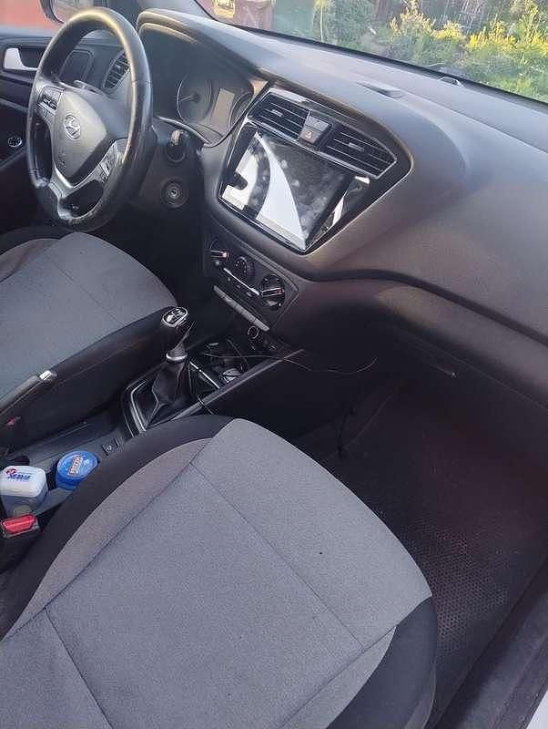 Usata Hyundai i20 Comfort 90 CV (66 kW) 2015 Bianco Utilitaria