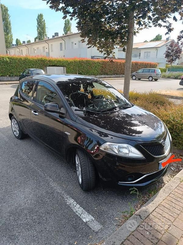 Usata Lancia Ypsilon 80 CV (58 kW) 2015 Nero Utilitaria