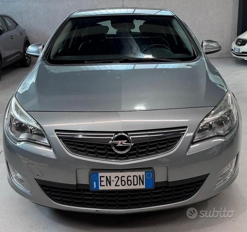 Usata Opel Astra 110 CV (80 kW) 2012 Grigio Berlina