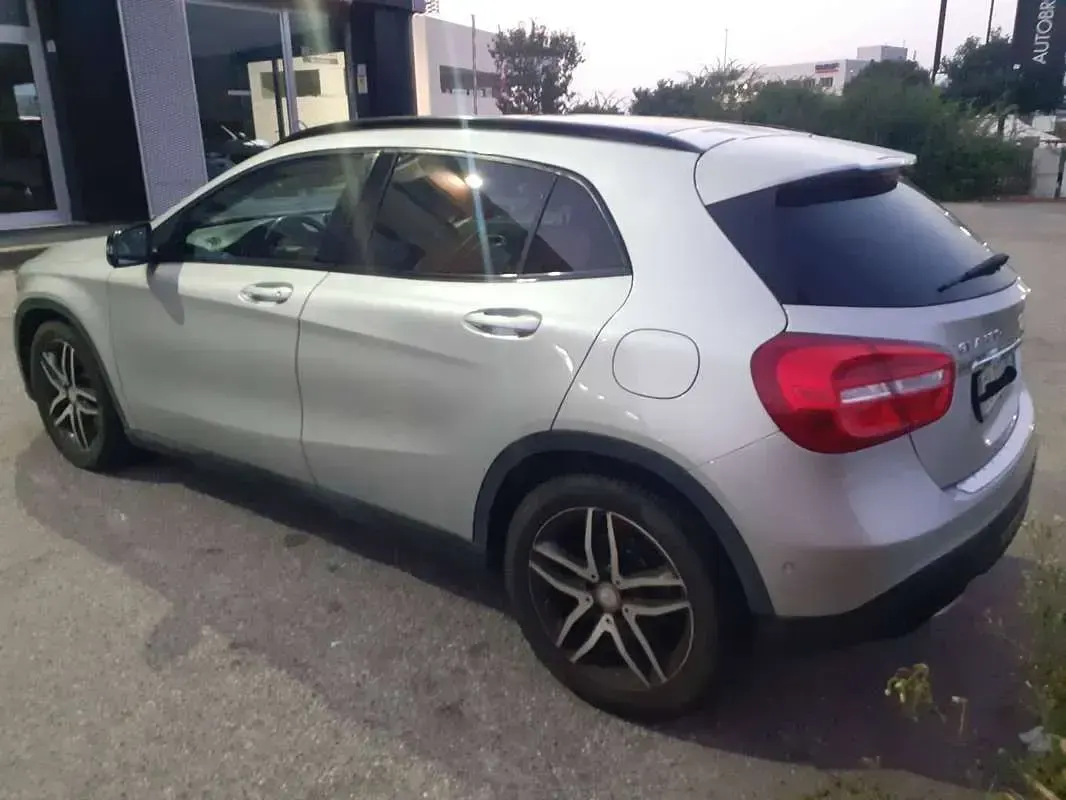 Usata Mercedes GLA180 109 CV (80 kW) 2016 Grigio SUV