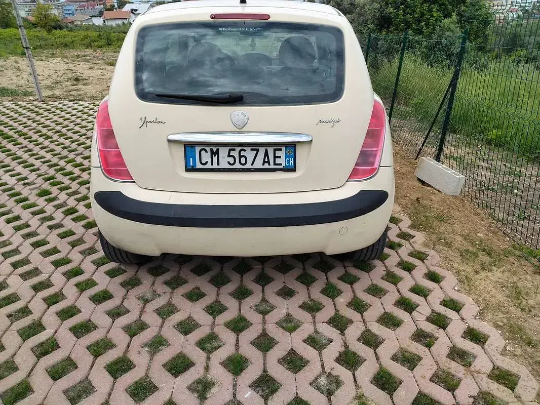 Usata Lancia Ypsilon 69 CV (50 kW) 2004 Giallo Utilitaria