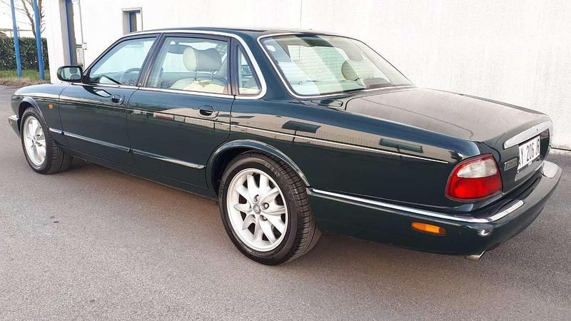 Usata Jaguar XJ8 Executive 284 CV (208 kW) 1998 Verde Berlina