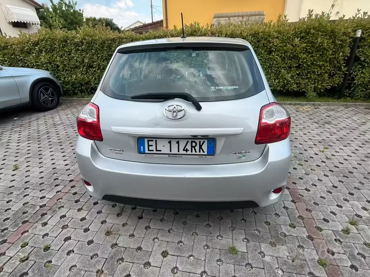 Usata Toyota Auris 90 CV (66 kW) 2012 Grigio Berlina