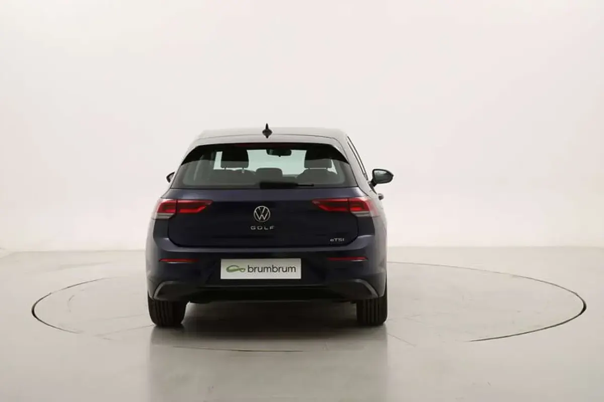 Begagnad VW Golf VIII Life 110 HK (80 kW) 2023 Blå Sedan