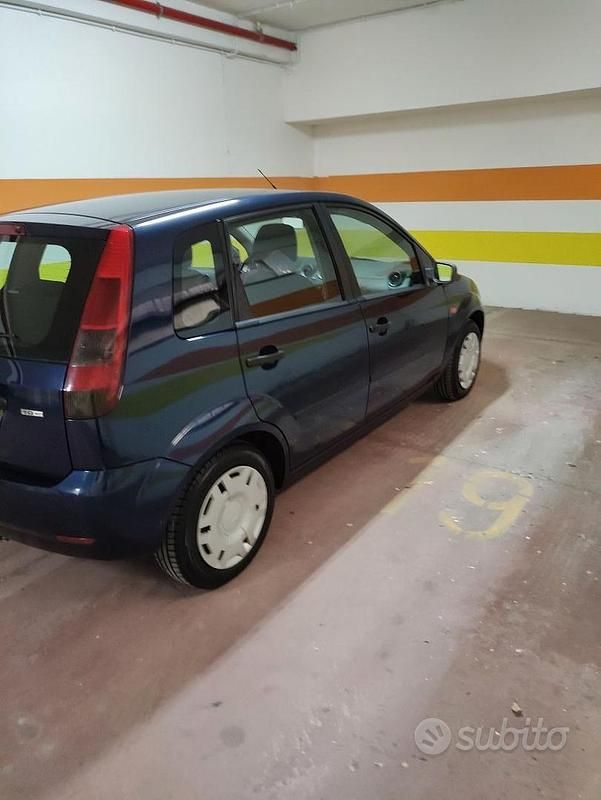 Gebraucht Ford Fiesta 68 PS (50 kW) 2004 Blau Kleinwagen