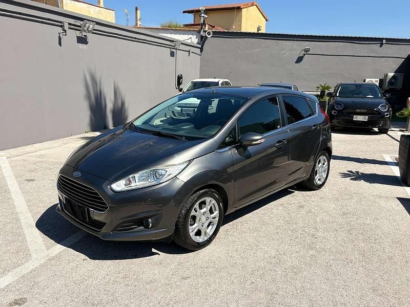 Usata Ford Fiesta Titanium 75 CV (55 kW) 2015 Grigio Berlina