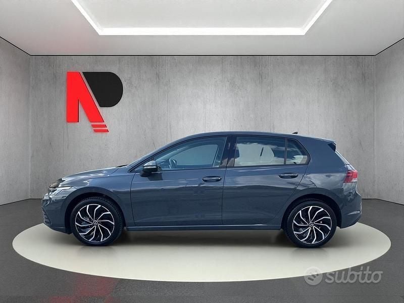 Usata VW Golf VIII Life 115 CV (84 kW) 2022 Grigio Berlina