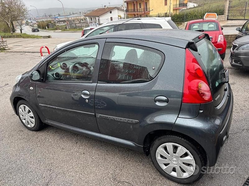 Usata Peugeot 107 68 CV (50 kW) 2011 Grigio Utilitaria