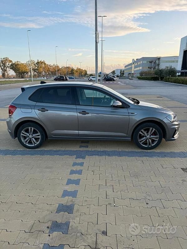 Usata VW Polo Sportline 90 CV (66 kW) 2019 Grigio Berlina