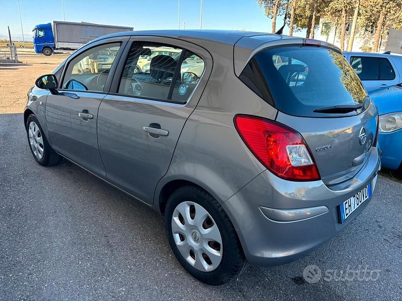 Usata Opel Corsa Cosmo 85 CV (62 kW) 2011 Grigio Berlina