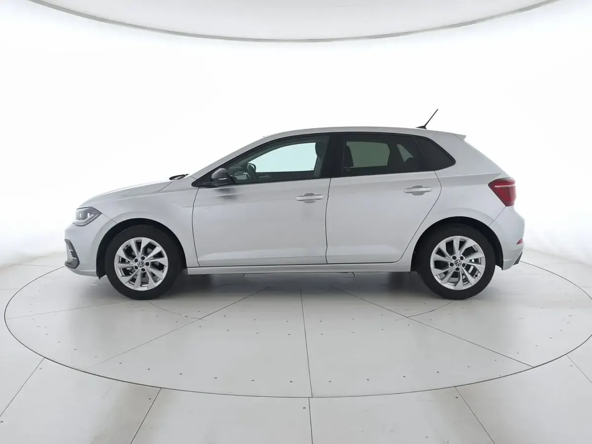 Usata VW Polo Style 95 CV (69 kW) 2023 Reflex silver metallizzato nero Utilitaria