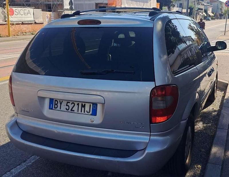 Usata Chrysler Voyager 147 CV (108 kW) 2002 Argento Monovolume