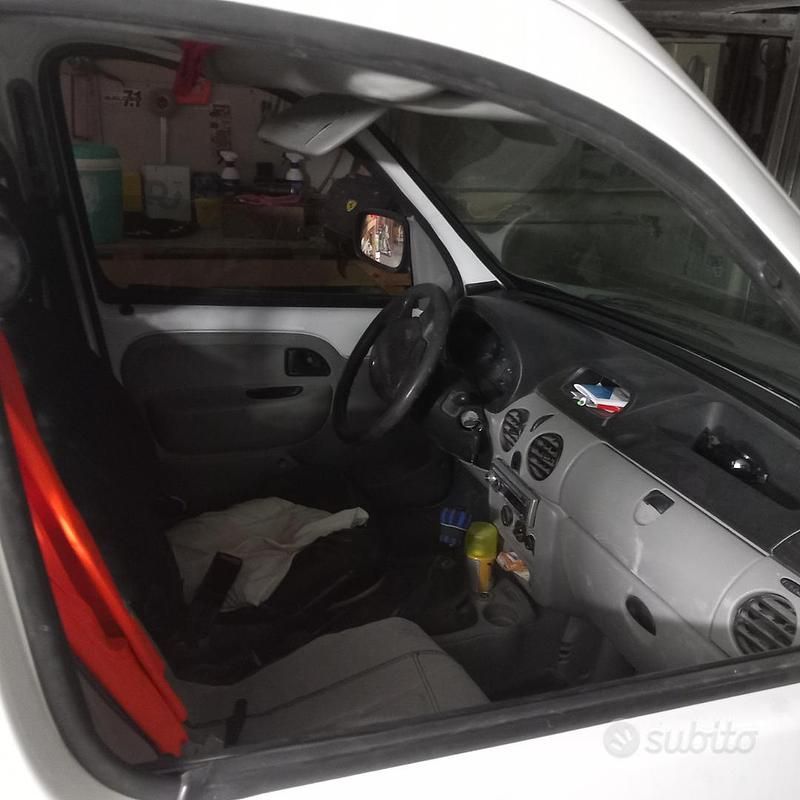 Usata Renault Kangoo 65 CV (47 kW) 1990 Bianco Monovolume