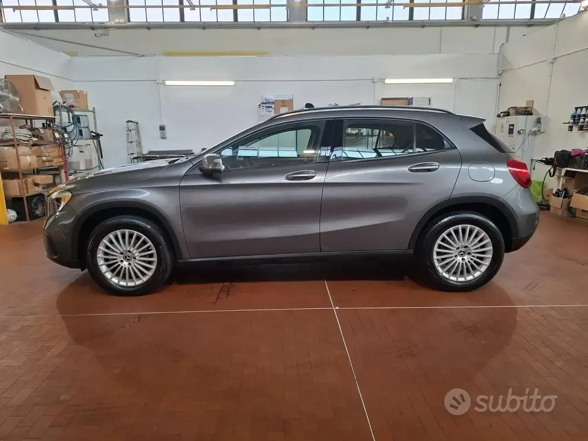 Usata Mercedes GLA180 Premium 109 CV (80 kW) 2018 Grigio SUV