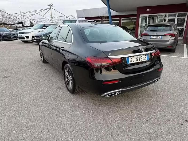 Usata Mercedes E200 160 CV (117 kW) 2022 Nero Berlina