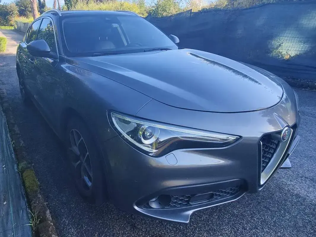 Usata Alfa Romeo Stelvio Executive 209 CV (153 kW) 2017 Grigio SUV