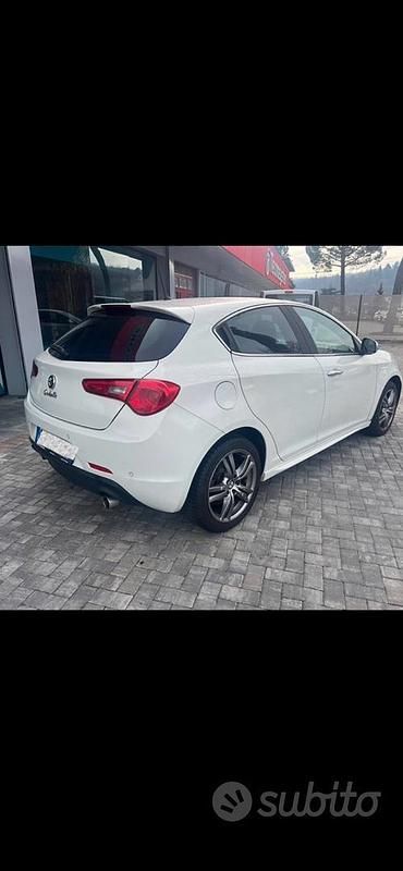 Usata Alfa Romeo Giulietta Distinctive 150 CV (110 kW) 2014 Bianco Utilitaria